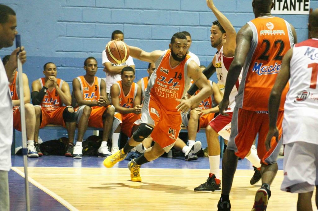 Robin Zapata del José Horacio intenta una penetración en el juego que perdieron de San Sebastián